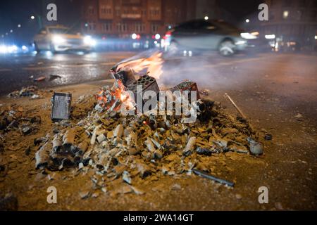 Berlin, Deutschland. Januar 2024. Ausgebranntes Feuerwerk an einer Kreuzung an Silvester. Quelle: Sebastian Christoph Gollnow/dpa/Alamy Live News Stockfoto