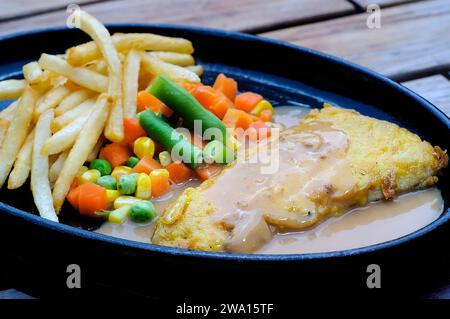 Das mongolische Steak besteht aus Rindfleisch in Scheiben, Zwiebeln und gemischtem Gemüse Stockfoto