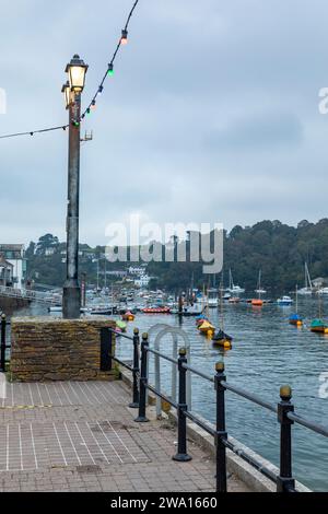 Herbst 2023, Fowey in Cornwall England, Hafenlampen beleuchteten frühabendliche Boote auf dem Fluss Fowey, 2023 Stockfoto