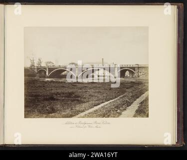 Hinzufügung zur Brücke über den Fluss Kelvin, in der Nähe von Hillhead für Wasserleitungen, T. & R. Annan & Sons, ca. 1879 - in oder vor 1889 Fotografie Schottland fotografische Unterstützung Albumendruck Landschaft mit Brücke, Viadukt oder Aquädukt Stockfoto