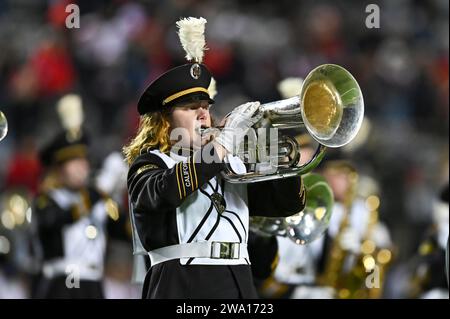 Shreveport, LA, USA. Dezember 2023. Ein Mitglied der kalifornischen Marschband tritt vor dem Start des Radiance Technologies Independence Bowl zwischen den Texas Tech Red Raiders und den California Bears im Independence Stadium in Shreveport, LA auf. Kevin Langley/CSM/Alamy Live News Stockfoto