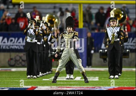 Shreveport, LA, USA. Dezember 2023. Mitglieder der kalifornischen Marschband treten vor dem Start des Radiance Technologies Independence Bowl zwischen den Texas Tech Red Raiders und den California Bears im Independence Stadium in Shreveport, LA auf. Kevin Langley/CSM/Alamy Live News Stockfoto