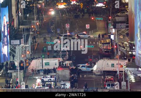 New York, Usa. Dezember 2023 31. Die Polizeifahrzeuge von New York City sind auf den Straßen zum Times Square stationiert, da die Sicherheitsmaßnahmen für die Silvesterfeier am Sonntag, den 31. Dezember 2023, in New York City verschärft werden. Foto: John Angelillo/UPI Credit: UPI/Alamy Live News Stockfoto