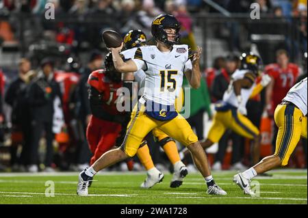 Shreveport, LA, USA. Dezember 2023. Der kalifornische Quarterback Fernando Mendoza (15) spielte während des Radiance Technologies Independence Bowl zwischen den Texas Tech Red Raiders und den California Bears im Independence Stadium in Shreveport, LA. Kevin Langley/CSM/Alamy Live News Stockfoto