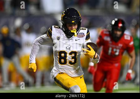 Shreveport, LA, USA. Dezember 2023. Trond Grizzell (83) spielt den Ball während des Radiance Technologies Independence Bowl zwischen den Texas Tech Red Raiders und den California Bears im Independence Stadium in Shreveport, LA. Kevin Langley/CSM/Alamy Live News Stockfoto