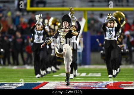 Shreveport, LA, USA. Dezember 2023. Mitglieder der kalifornischen Marschband treten vor dem Start des Radiance Technologies Independence Bowl zwischen den Texas Tech Red Raiders und den California Bears im Independence Stadium in Shreveport, LA auf. Kevin Langley/CSM/Alamy Live News Stockfoto