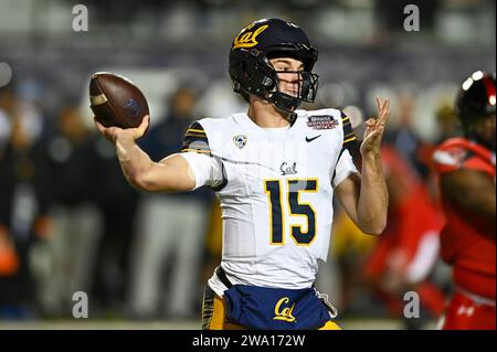 Shreveport, LA, USA. Dezember 2023. Der kalifornische Quarterback Fernando Mendoza (15) spielte während des Radiance Technologies Independence Bowl zwischen den Texas Tech Red Raiders und den California Bears im Independence Stadium in Shreveport, LA. Kevin Langley/CSM/Alamy Live News Stockfoto