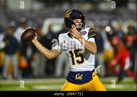 Shreveport, LA, USA. Dezember 2023. Der kalifornische Quarterback Fernando Mendoza (15) spielte während des Radiance Technologies Independence Bowl zwischen den Texas Tech Red Raiders und den California Bears im Independence Stadium in Shreveport, LA. Kevin Langley/CSM/Alamy Live News Stockfoto