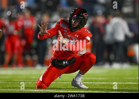 Shreveport, LA, USA. Dezember 2023. Texas Tech Punter Austin McNamara (31) bereitet sich auf den Punt vor, während des Radiance Technologies Independence Bowl zwischen den Texas Tech Red Raiders und den California Bears im Independence Stadium in Shreveport, LA. Kevin Langley/CSM/Alamy Live News Stockfoto