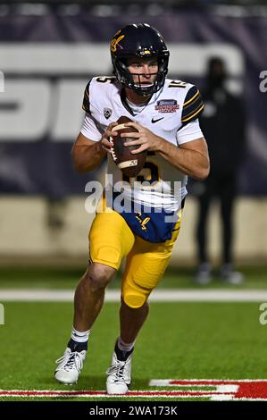 Shreveport, LA, USA. Dezember 2023. Der kalifornische Quarterback Fernando Mendoza (15) spielte während des Radiance Technologies Independence Bowl zwischen den Texas Tech Red Raiders und den California Bears im Independence Stadium in Shreveport, LA. Kevin Langley/CSM/Alamy Live News Stockfoto