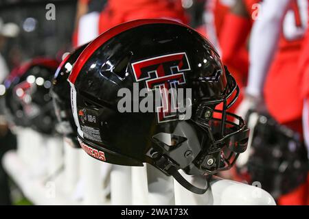 Shreveport, LA, USA. Dezember 2023. Ein Texas Tech Helm während des Radiance Technologies Independence Bowl zwischen den Texas Tech Red Raiders und den California Bears im Independence Stadium in Shreveport, LA. Kevin Langley/CSM/Alamy Live News Stockfoto