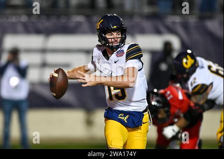 Shreveport, LA, USA. Dezember 2023. Der kalifornische Quarterback Fernando Mendoza (15) spielte während des Radiance Technologies Independence Bowl zwischen den Texas Tech Red Raiders und den California Bears im Independence Stadium in Shreveport, LA. Kevin Langley/CSM/Alamy Live News Stockfoto