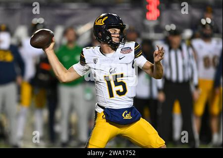 Shreveport, LA, USA. Dezember 2023. Der kalifornische Quarterback Fernando Mendoza (15) spielte während des Radiance Technologies Independence Bowl zwischen den Texas Tech Red Raiders und den California Bears im Independence Stadium in Shreveport, LA. Kevin Langley/CSM/Alamy Live News Stockfoto