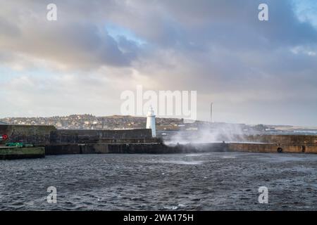 Stürmisches Meer im Hafen von Macduff, Aberdenshire, Schottland Stockfoto