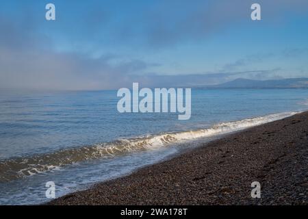 Meeresnebel über dem Strand von Spey Bay. Morayshire, Schottland Stockfoto