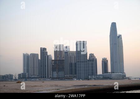 Dubai, Vereinigte Arabische Emirate. Dezember 2023. Das Stadtbild Dubais bei Sonnenuntergang mit Blick auf das Megaentwicklungsgebiet Dubai Creek Harbor. Der Entwickler Emaar will mit dem Dubai Creek Tower den höchsten Turm der Welt in der neuen Nachbarschaft errichten. Die futuristische moderne Stadt ist ein globaler Finanzdrehkreuz und internationales Handelszentrum für den Nahen Osten auf der arabischen Halbinsel. Unter der Leitung von Scheich Mohammed bin Rashid Al Maktoum hat sich die Stadt zu einem boomenden Technologie- und Immobilienzentrum mit einer starken Wirtschaft entwickelt, die für Kapitalmärkte attraktiv ist, die aus staaten fliehen wollen, die Sicherheitsbedenken wie diese haben Stockfoto