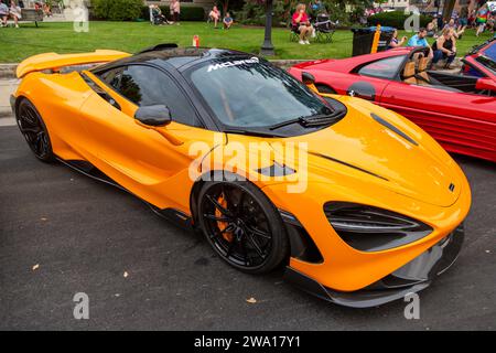 Dieser gelbe McLaren 765LT Sportwagen wird im Rahmen der Fast and Fabulous Car Show 2022 im Zentrum von Auburn, Indiana, USA, ausgestellt. Stockfoto