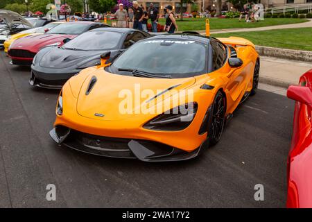 Dieser gelbe McLaren 765LT Sportwagen wird im Rahmen der Fast and Fabulous Car Show 2022 im Zentrum von Auburn, Indiana, USA, ausgestellt. Stockfoto