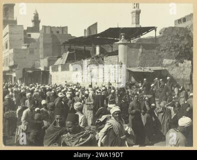 Markt in Kairo, ca. 1900 - ca. 1910 Fotografie Teil einer Gruppe von Fotos, die der Fotograf Richard Polak auf Reisen gesammelt hat. Dieses Foto wurde um 1910 von seinem Reisegefährten L. de Bruyn aufgenommen. Fotos, die er auf früheren Reisen sammelte, wurden auf dem Rotterdamschen Kunstkring (1895), bei Arti und Amicitiae in Amsterdam (1897-1898?) ausgestellt. Und Societeit 't Collegie in Kampen (Datum unbekannt). Cairo baryta Papier. Karton Albumendruck Markt Kairo Stockfoto