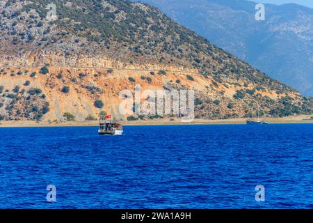 Touristenschiff Segeln im Mittelmeer in der Nähe der Insel Kekova in der Provinz Antalya, Türkei. Türkische Riviera Stockfoto