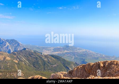Blick auf das Taurusgebirge und das Mittelmeer von einem Gipfel des Tahtali Berges in der Nähe von Kemer, Provinz Antalya in der Türkei Stockfoto