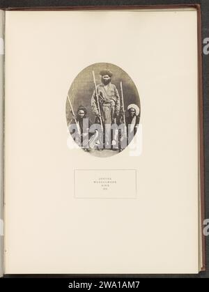 Porträt von drei unbekannten Polizeibeamten aus Sindh, um 1862 - in oder vor 1872 Foto Sindh fotografische Unterstützung Albumen drucken menschliche Rassen; Völker; Nationalitäten. Kopfschutz: Turban. Schusswaffen: Gewehr Stockfoto