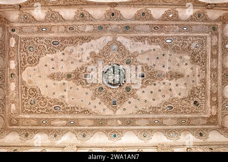 Terrassendecke mit aufwändiger Stuckdekoration und eingelegten Spiegelfliesen im Tabatabaei House, einem historischen Herrenhaus, das um 1880 in Kaschan, Iran, erbaut wurde Stockfoto