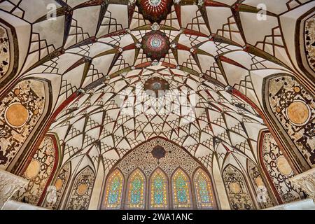 Reich verzierte Kuppeldecke in einem der Hallen des Tabatabaei-Hauses, einem historischen Herrenhaus, das um 1880 in Kaschan, Iran, erbaut wurde. Stockfoto