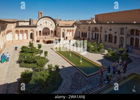 Blick auf den Innenhof des Tabatabaei-Hauses, ein historisches Herrenhaus, das um 1880 in Kaschan, Iran, erbaut wurde. Stockfoto