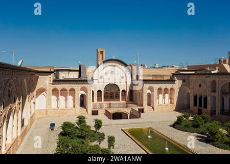 Blick auf den Innenhof des Tabatabaei-Hauses, ein historisches Herrenhaus, das um 1880 in Kaschan, Iran, erbaut wurde. Stockfoto