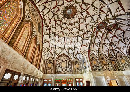 Reich dekorierte Kuppeldecke der Haupthalle im Borujerdi House, traditionelles, reiches persisches Haus aus dem Jahr 1857. Kaschan, Iran. Stockfoto