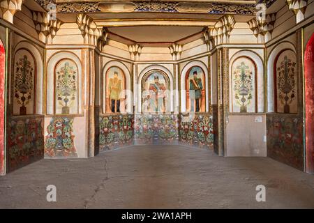 Wandmalereien in der Haupthalle des Borujerdi-Hauses, traditionelles, reiches persisches Haus, das 1857 erbaut wurde. Kaschan, Iran. Stockfoto