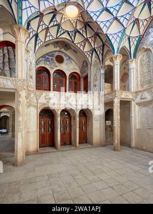 Blick von innen auf das Borujerdi-Haus, ein traditionelles, reiches persisches Haus aus dem Jahr 1857. Kaschan, Iran. Stockfoto