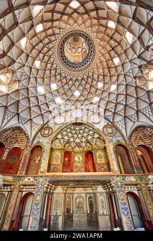 Reich dekorierte Kuppeldecke der Haupthalle im Borujerdi House, traditionelles, reiches persisches Haus aus dem Jahr 1857. Kaschan, Iran. Stockfoto