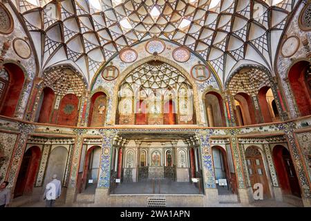 Reich dekorierte Haupthalle im Borujerdi-Haus, traditionelles, reiches persisches Haus, das 1857 erbaut wurde. Kaschan, Iran. Stockfoto