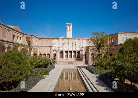 Blick auf den Innenhof des Borujerdi-Hauses, traditionelles, reiches persisches Haus aus dem Jahr 1857. Kaschan, Iran. Stockfoto