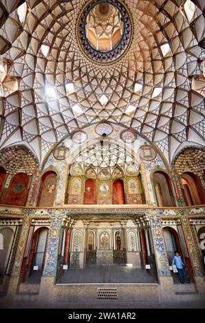 Reich dekorierte Kuppeldecke der Haupthalle im Borujerdi House, traditionelles, reiches persisches Haus aus dem Jahr 1857. Kaschan, Iran. Stockfoto