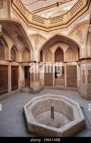 Kleiner Innenhof mit trockenem Brunnenbecken im Abbasi-Haus, traditionelles, reiches persisches Haus aus dem Jahr 1823. Kaschan, Iran. Stockfoto