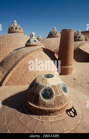 Die Dachkuppeln des Sultan Amir Ahmad Bathhouse, auch bekannt als Qasemi Bathhouse, ein traditionelles iranisches öffentliches Badehaus, das heute ein Museum ist. Kaschan, Iran. Stockfoto