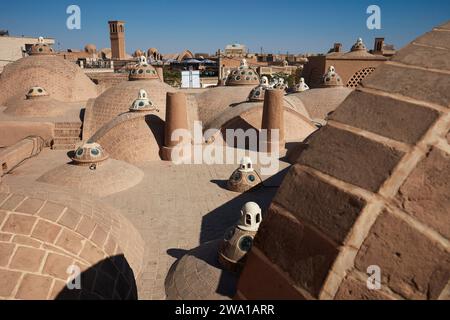 Die Dachkuppeln des Sultan Amir Ahmad Bathhouse, auch bekannt als Qasemi Bathhouse, ein traditionelles iranisches öffentliches Badehaus, das heute ein Museum ist. Kaschan, Iran. Stockfoto