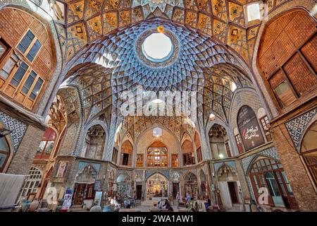 Kuppeldecke mit komplexen geometrischen Mustern in der Aminoddole Caravanserai, historisches Gebäude auf dem Großen Basar von Kaschan, Iran. Stockfoto