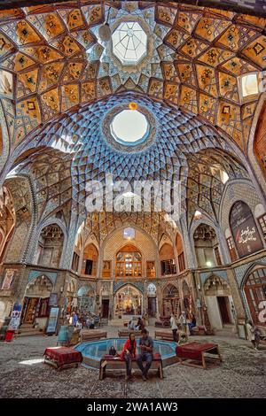 Kuppeldecke mit komplexen geometrischen Mustern in der Aminoddole Caravanserai, historisches Gebäude auf dem Großen Basar von Kaschan, Iran. Stockfoto