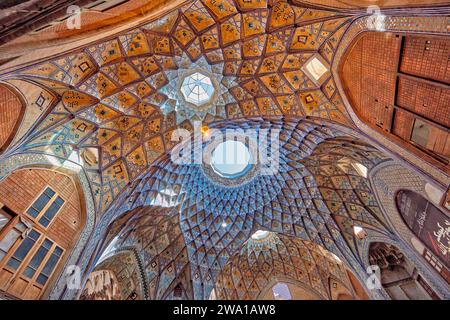 Kuppeldecke mit komplexen geometrischen Mustern in der Aminoddole Caravanserai, historisches Gebäude auf dem Großen Basar von Kaschan, Iran. Stockfoto