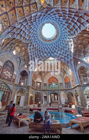 Kuppeldecke mit komplexen geometrischen Mustern in der Aminoddole Caravanserai, historisches Gebäude auf dem Großen Basar von Kaschan, Iran. Stockfoto