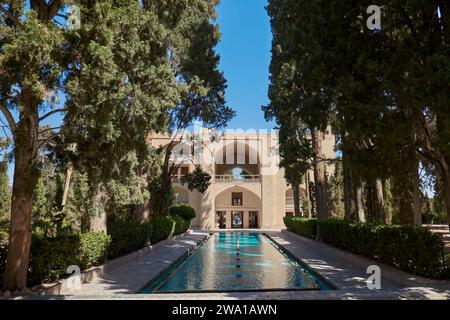 Der Pool mit zwölf Springbrunnen im Fin Garden (Bagh-e Fin), dem ältesten (1590) persischen Garten im Iran und UNESCO-Weltkulturerbe. Kaschan, Iran. Stockfoto