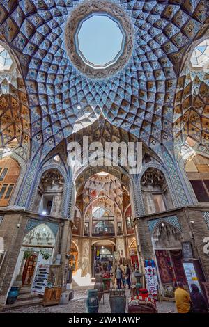 Kuppeldecke mit komplexen geometrischen Mustern in der Aminoddole Caravanserai, historisches Gebäude auf dem Großen Basar von Kaschan, Iran. Stockfoto