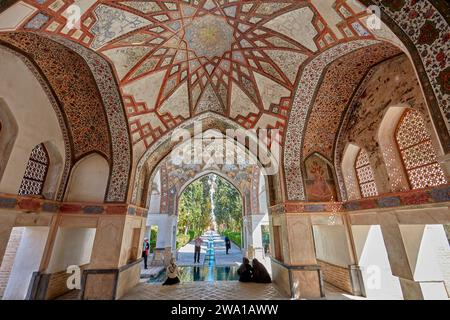 Aufwändig bemalte Decke des Qajar-Pavillons im Fin-Garten (Bagh-e Fin), dem ältesten (1590) existierenden persischen Garten im Iran. Kaschan, Iran. Stockfoto