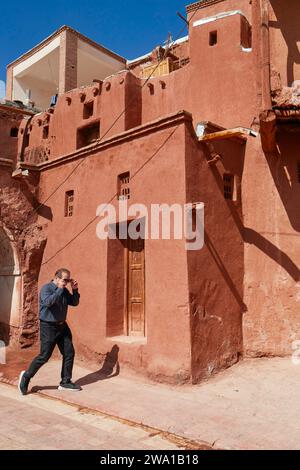 Man spaziert in einer engen Straße im historischen Dorf Abyaneh, Natanz County, Iran. Stockfoto