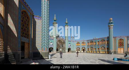 Panoramablick auf den Emamzade Mohammed Helal bin Ali Schrein und seinen Innenhof in Aran o Bidgol, Iran. Stockfoto