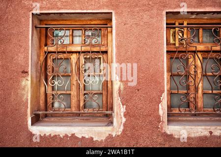 Gitterfenster eines traditionellen Hauses im historischen Dorf Abyaneh, Natanz County, Iran. Stockfoto